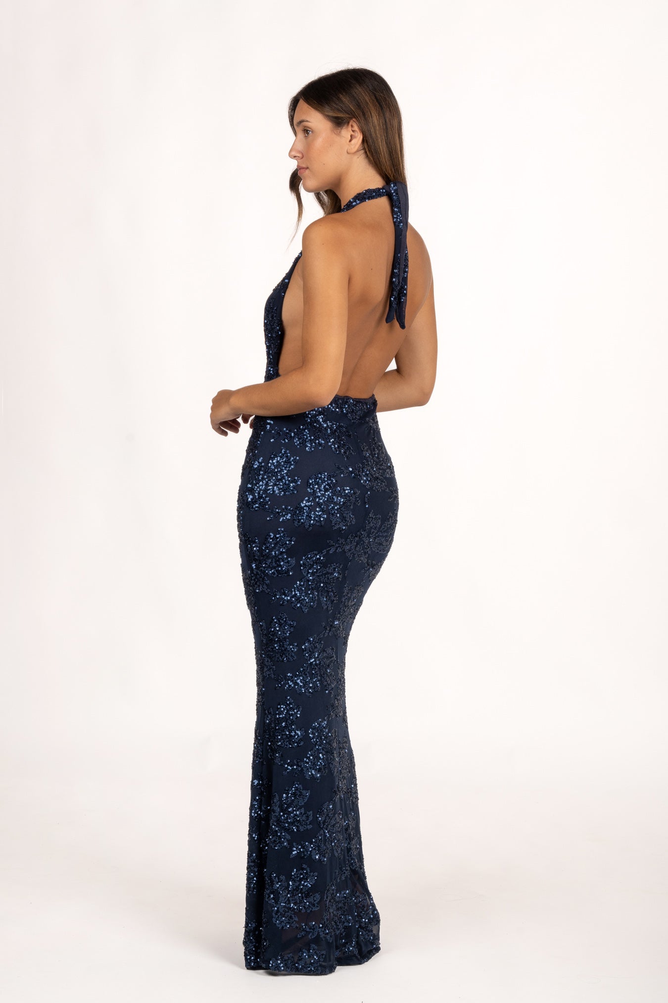 Vestido Fiori Azul con escote halter atado al cuello y espalda descubierta, un diseño sofisticado y moderno. Ideal para tu look de invitada de otoño o eventos de noche. Confeccionado en gasa ligera con lentejuelas.